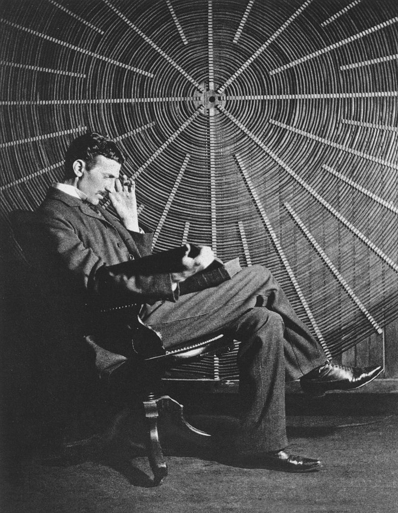 Imagen: Tesla frente a la espiral de la bobina de su transformador de alto voltaje. Wikimedia Commons